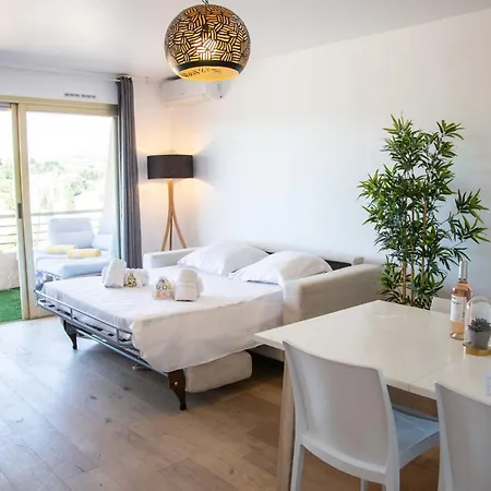 Beautiful With Terrace Ac And Parking Apartment *